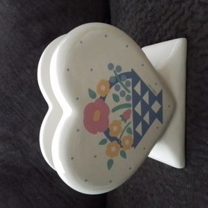 1986 HMK Auntie Em Collection ceramic heart napkin/letter holder